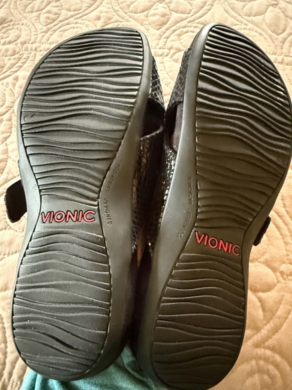 Vionic Black Textured Crisscross Slide Sandals with Buckle. Size 7. Make offer! - Picture 4 of 6